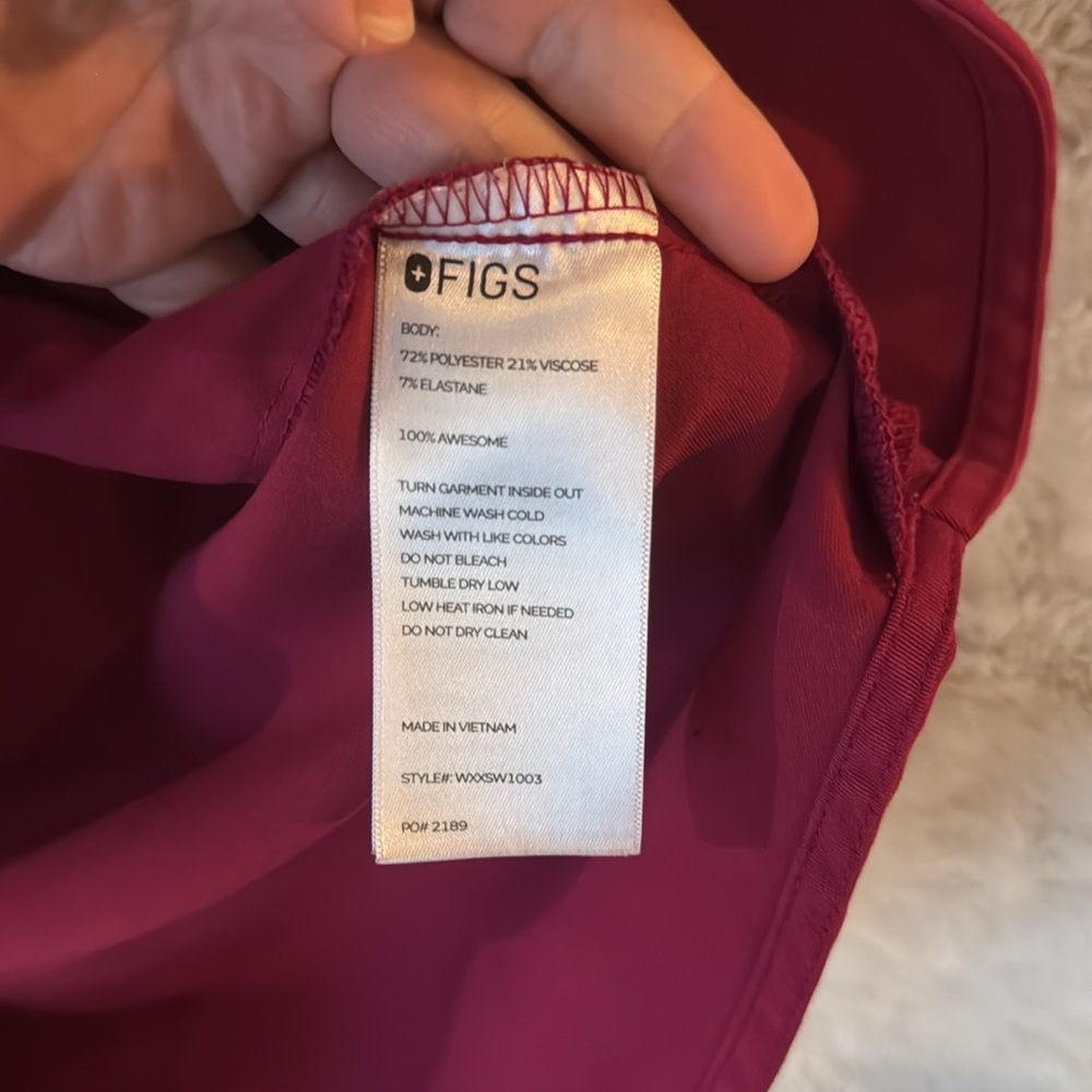 Figs Rafaela scrub top in Raspberry - Picture 4 of 5